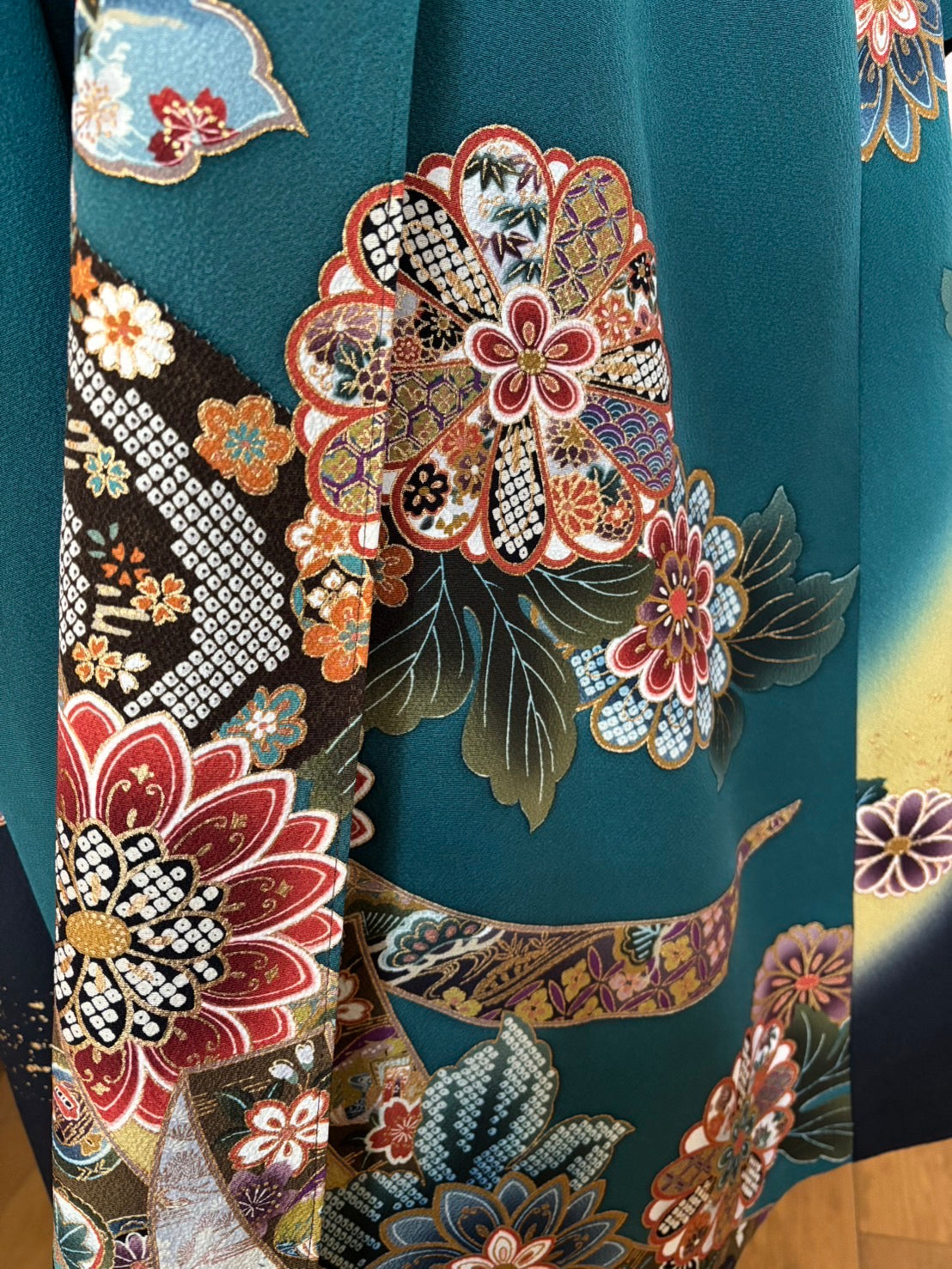 【有職文様の菊花と鬘帯】緑の振袖リメイクドレスコート